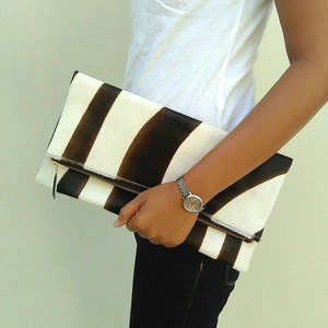 Imprimé animal, pochette pliable zèbre, pochette en cuir imprimé zèbre, pochette en poils de veau imprimés en cuir, pochette en cuir, pochette en cuir de peau de vache