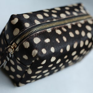 Bolso de maquillaje de leopardo, estuche de maquillaje de cuero con estampado de leopardo, bolsa con cremallera de pelo de becerro de leopardo, neceser de cuero, kit dopp, estuche de maquillaje de viaje imagen 6