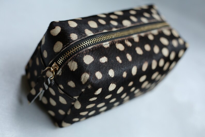 Bolso de maquillaje de leopardo, estuche de maquillaje de cuero con estampado de leopardo, bolsa con cremallera de pelo de becerro de leopardo, neceser de cuero, kit dopp, estuche de maquillaje de viaje imagen 6