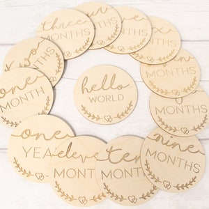 Baby’s First Months New Baby Milestone Cards Set of 13 - Hello World - Nouvel accessoire photo pour bébé - Parent To Be ou Baby Shower Gift
