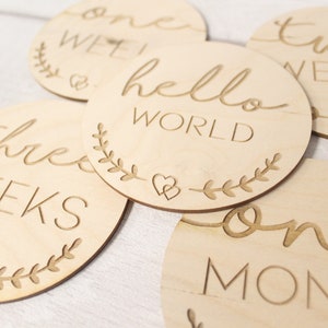 Baby’s First Weeks New Baby Milestone Cards Set of 5 - Hello World - Nouvel accessoire photo pour bébé - Parent To Be ou Baby Shower Gift