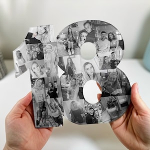 K&ouml;nnte beinhalten: Schwarzwei&szlig;-Fotocollage der Zahl 18, zusammengesetzt aus einzelnen Fotos. Die Zahl besteht aus einem transparenten Material und wird von den H&auml;nden einer Person gehalten.
