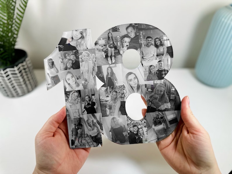 K&ouml;nnte beinhalten: Schwarzwei&szlig;-Fotocollage der Zahl 18, zusammengesetzt aus einzelnen Fotos. Die Zahl besteht aus einem transparenten Material und wird von den H&auml;nden einer Person gehalten.