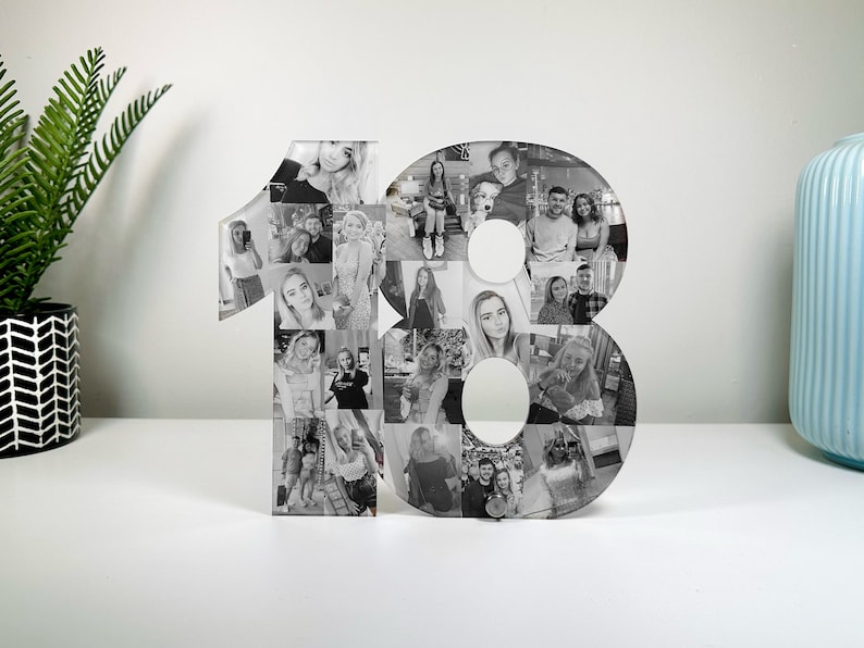 K&ouml;nnte beinhalten: Eine Schwarzwei&szlig;-Fotocollage der Zahl 18. Die Fotos sind in einem Raster angeordnet und zeigen verschiedene Personen und Orte. Die Collage ist aus Acryl und eine gro&szlig;artige M&ouml;glichkeit, einen Geburtstag oder ein Jubil&auml;um zu feiern.