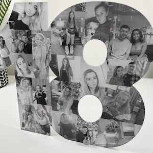 K&ouml;nnte beinhalten: Schwarzwei&szlig;es Foto-Collage der Zahl 18. Die Zahl besteht aus mehreren Fotos von Personen, einige l&auml;cheln, einige schauen in die Kamera und einige schauen weg. Die Fotos sind in einem zuf&auml;lligen Muster angeordnet.