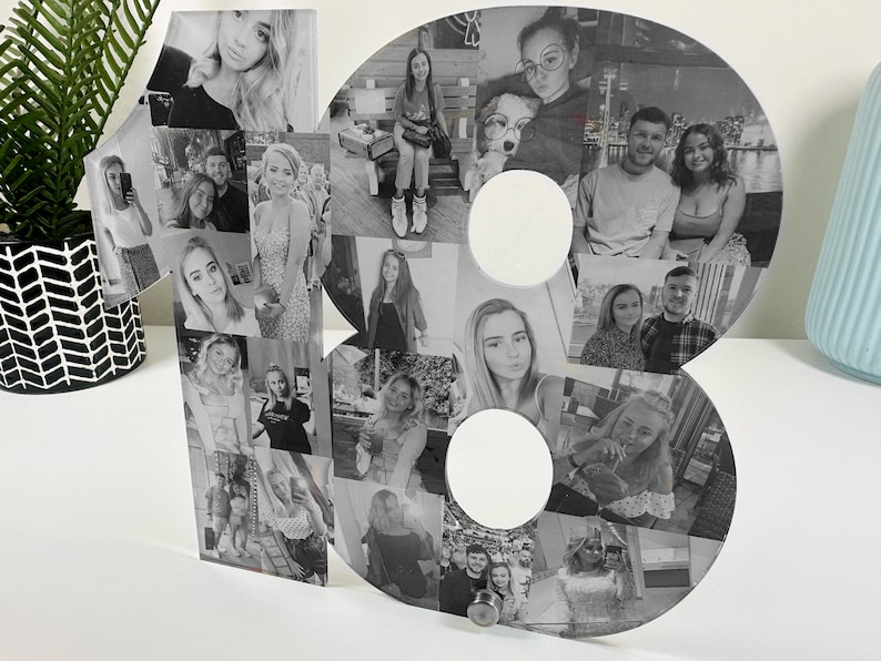 K&ouml;nnte beinhalten: Schwarzwei&szlig;es Foto-Collage der Zahl 18. Die Zahl besteht aus mehreren Fotos von Personen, einige l&auml;cheln, einige schauen in die Kamera und einige schauen weg. Die Fotos sind in einem zuf&auml;lligen Muster angeordnet.