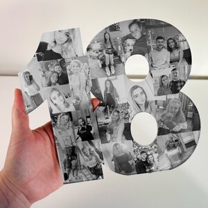 K&ouml;nnte beinhalten: Ein Schwarzwei&szlig;-Foto-Collage der Zahl 18, hergestellt aus Acryl. Die Collage besteht aus vielen verschiedenen Fotos von Menschen, alle in Schwarzwei&szlig;.
