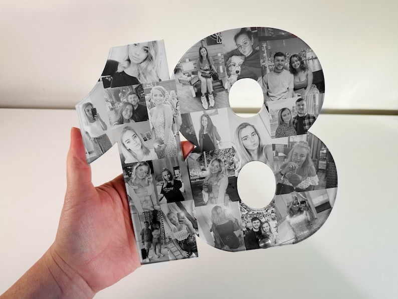 K&ouml;nnte beinhalten: Ein Schwarzwei&szlig;-Foto-Collage der Zahl 18, hergestellt aus Acryl. Die Collage besteht aus vielen verschiedenen Fotos von Menschen, alle in Schwarzwei&szlig;.