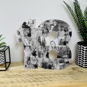 K&ouml;nnte beinhalten: Schwarzwei&szlig;es Foto-Collage einer Nummer 18 aus Holz. Die Fotos zeigen eine Person und ihre Freunde. Die Nummer steht auf einer Holzoberfl&auml;che.