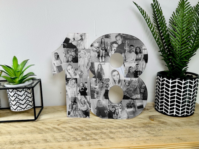 K&ouml;nnte beinhalten: Schwarzwei&szlig;es Foto-Collage einer Nummer 18 aus Holz. Die Fotos zeigen eine Person und ihre Freunde. Die Nummer steht auf einer Holzoberfl&auml;che.