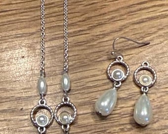 Vintage Lariat Pearl drop silver tone chain necklace 16” and earrings read