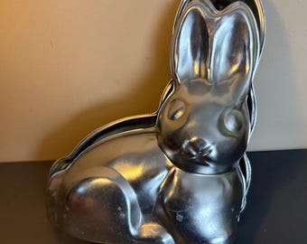Vintage 1971 3D Wilton Bunny Rabbit cake pan mold lightweight aluminum 2 piece