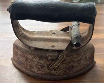 Antiek strijkijzer met houten handvat, erg zwaar