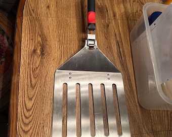 Barbecue, pizza Spatule surdimensionnée en acier inoxydable avec poignée pliante pour un rangement facile.