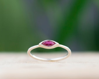 Banda de anillo de cristal de rubí, anillo de rubí plateado, anillo de rubí minimalista