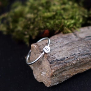 Bague initiale argentée Bague petit doigt argentée Bague prénom personnalisée Bague de pouce Chevalière