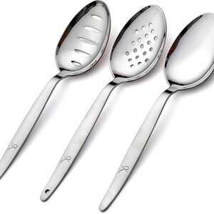 Puede incluir: Tres cucharas de servir de acero inoxidable. Una cuchara tiene ranuras alargadas, otra tiene agujeros redondos y la tercera es sólida. Cada cuchara tiene un mango largo y curvo con un pequeño diseño cerca de la base.