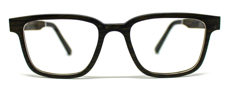 K&ouml;nnte beinhalten: Brille mit einem dunkelbraunen Rahmen in Holzmaserungsoptik. Der Rahmen hat eine rechteckige Form mit abgerundeten Ecken und einem Steg, der die beiden Gl&auml;ser verbindet. Die B&uuml;gel sind seitlich am vorderen Rahmenteil zu erkennen.