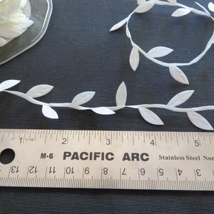 White Leaf Vine Trim 4007E