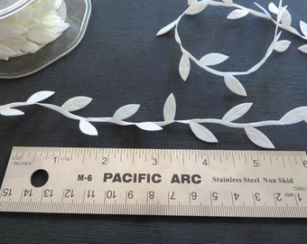 White Leaf Vine Trim 4007E