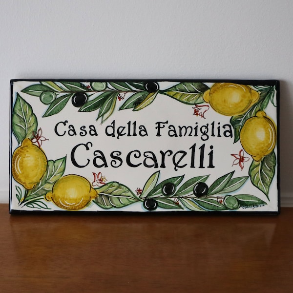 Mattonelle ceramica italiana con nome per esterno casa dipinte a mano con limoni e olive, targhe numero civico e indirizzo personalizzabile