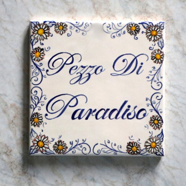 piastrella personalizzata di ceramica italiana, dipinta a mano con numero civico e margherite, stile mediterraneo, regalo cucina e giardino