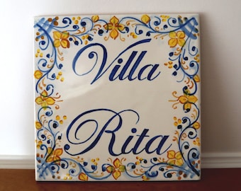 blaue italienische Keramikfliese, personalisierte handbemalte Wohnfliese mit Adresse und Hausnummer, handgemachtes Geschenk