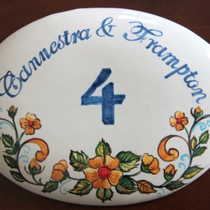 gepersonaliseerde keramische plaquette om aan de muur te hangen, gepersonaliseerde wanddecoraties in bloemenstijl. handgeschreven plaquette met bloemen