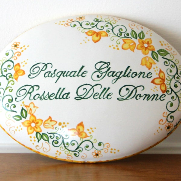 Carreau suspendu en céramique italienne peint à la main avec décoration florale orange-vert. Élégant grand carreau de majolique ovale