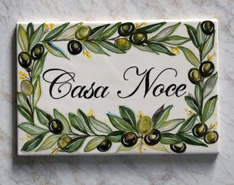 Hausnummer mit Olivenbaum, rechteckige Kachel mit Namen und Nachnamen, personalisiert mit Olivenzweigen im mediterranen Stil. Italienische Keramik