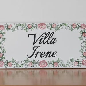 Regalo personalizado: Placa de cerámica italiana pintada a mano con rosas para la dirección de tu casa. Decoración para la cocina o el jardín.