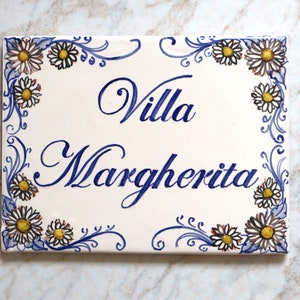 ceramica italiana: targa con nome e margherite, piastrella da appendere per la cucina. Targhe personalizzate, piastrella dipinta in Italia.