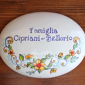 Gepersonaliseerde bloemenhuisnummerplaat van Italiaans keramiek. Naambordjes, huisbordje met handgeschreven namen. Familiepaar cadeau