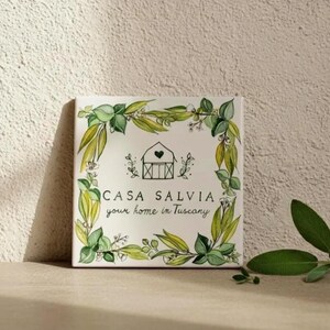 Personliga presenter med keramiska plattor, skyltar, butikslogotyper och företagslogotyper. Specialmålade italienska keramiska plattor.