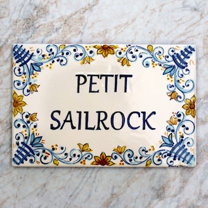 Piastrelle personalizzate nomi famiglia in ceramica italiana, regali personalizzati stile italiano, piastrella decorazione per la parete.