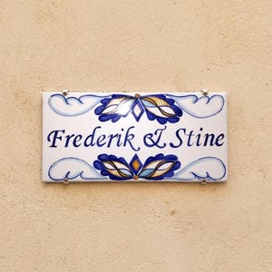 Może przedstawiać: Biały ceramiczny kubek z czarnym uchwytem i napisem "But First, Coffee" pogrubioną czcionką. Kubek jest ustawiony na rozmytym tle. Kubek ma około 10 cm wysokości.