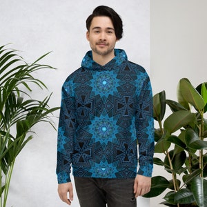 Peut inclure: Un sweat à capuche orné d'un motif géométrique en teintes de bleu sarcelle et noir. Le design présente des formes symétriques et des éléments en forme d'éclats d'étoiles, créant une esthétique visuellement frappante et moderne. Vêtement décontracté.