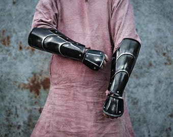 Brassards gothiques, Armure de chevalier médiéval, Protection des bras pour cosplay, Brassards en acier noirci, Vêtements de guerrier fantastique, Costume GN fantastique