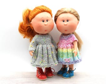 Breipatronen voor Little Mia-pop van het merk Nines D'Onil (9"/23 cm). Handleiding voor twee jurken.