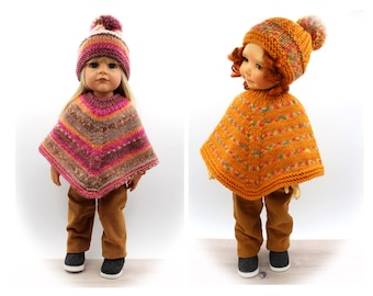 Könnte beinhalten: Zwei Puppen, die gestrickte Ponchos und Mützen tragen. Die Puppe links trägt einen rosa-braunen gestreiften Poncho und eine rosa-weiße Mütze. Die Puppe rechts trägt einen orange-braunen gestreiften Poncho und eine orange-braune Mütze.