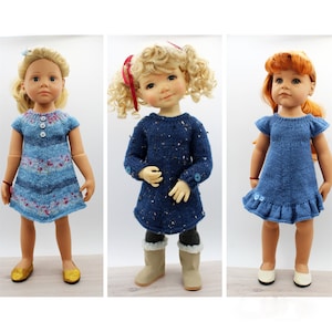 Könnte beinhalten: Drei Puppen in blauen Strickkleidern. Die Puppe links trägt ein Kleid mit Blumenmuster. Die Puppe in der Mitte trägt ein Strickkleid mit gesprenkeltem Muster. Die Puppe rechts trägt ein Kleid mit Rüschen am Saum.
