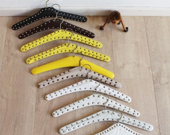 10 vintage kledinghangers - skai leer o.a. met studs. 10 retro kleerhangers/kapstokjes