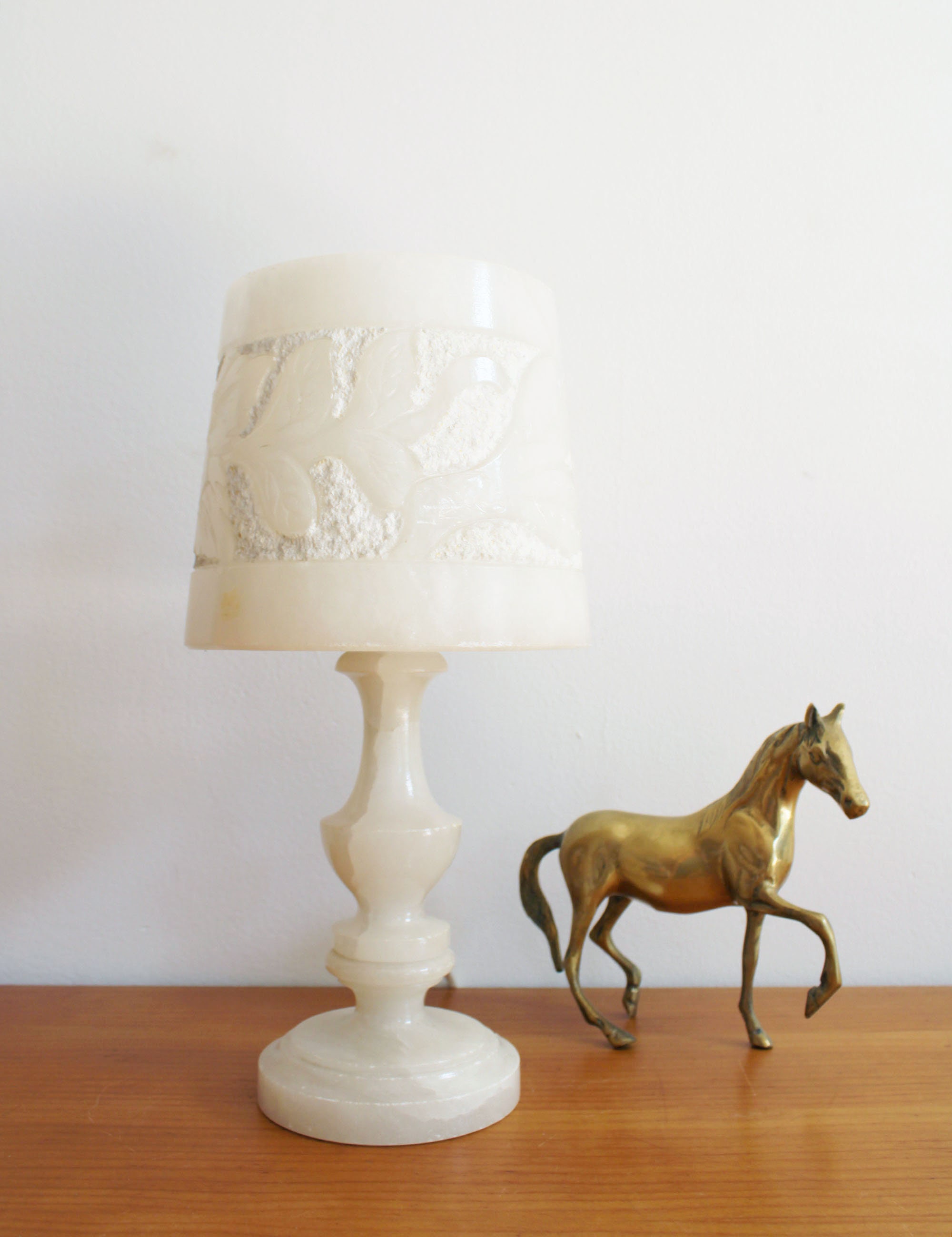 Beautiful alabaster table lamp. Vintage lamp in marble look. Japandi / eclectic