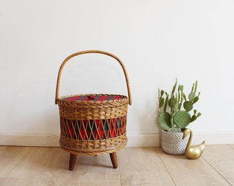 Rotan vintage naaimand op houten pootjes. Retro mand / doos/ naaikistje