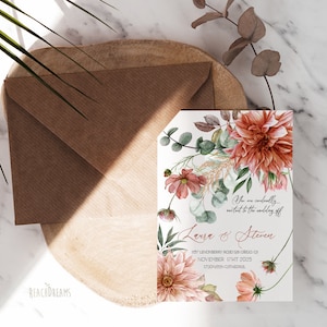 Peut inclure: Une invitation de mariage avec un motif floral compos&eacute; de fleurs roses et p&ecirc;che, de feuilles vertes et d'accents dor&eacute;s. Le texte indique "Vous &ecirc;tes cordialement invit&eacute;s au mariage de Laura & Steven 1157 Lenonberry Road, Shindeco, CA 17 novembre 2025 Cath&eacute;drale Saint-Jovinin."
