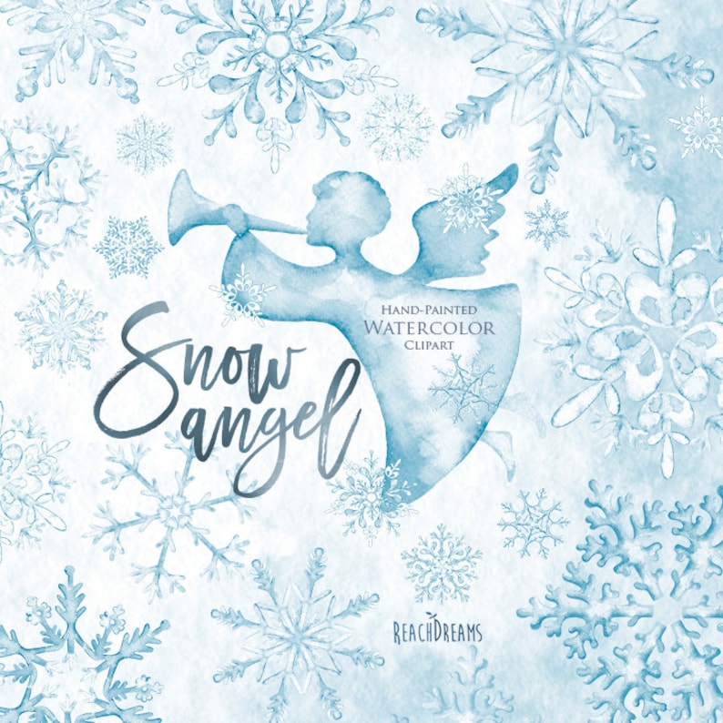 Puede incluir: Ilustraci&oacute;n en acuarela de un &aacute;ngel azul tocando la trompeta, rodeado de copos de nieve. Las palabras "Snow Angel" est&aacute;n escritas en cursiva, con "Hand-Painted Watercolor Clipart" debajo. Tema invernal.