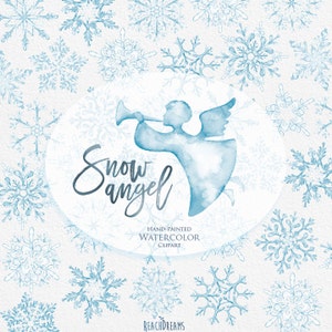 Puede incluir: Ilustraci&oacute;n en acuarela de un &aacute;ngel azul claro tocando la trompeta, rodeado de copos de nieve. El texto "Snow Angel" est&aacute; escrito en cursiva. La imagen est&aacute; etiquetada como "Hand-Painted Watercolor Clipart."