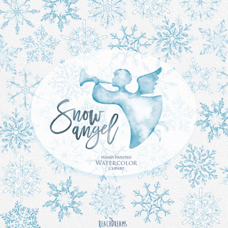 Puede incluir: Ilustraci&oacute;n en acuarela de un &aacute;ngel azul claro tocando la trompeta, rodeado de copos de nieve. El texto "Snow Angel" est&aacute; escrito en cursiva. La imagen est&aacute; etiquetada como "Hand-Painted Watercolor Clipart."