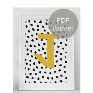 Könnte beinhalten: Ein gerahmtes Kreuzstichmuster mit einem gelben Buchstaben J auf weißem Hintergrund mit schwarzen Punkten. Der Text "PDF Pattern" ist in der oberen rechten Ecke des Bildes sichtbar.