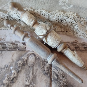Set van 2 antieke houten spindels, vintage kantbundel, houten spindel met kanten lint, boudoir bohemian, Franse shabby chic, brocante, patina JDL